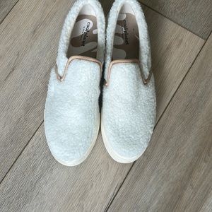 Steve Madden Cool Planet White Sherpa Slip Ons, Size 7.5